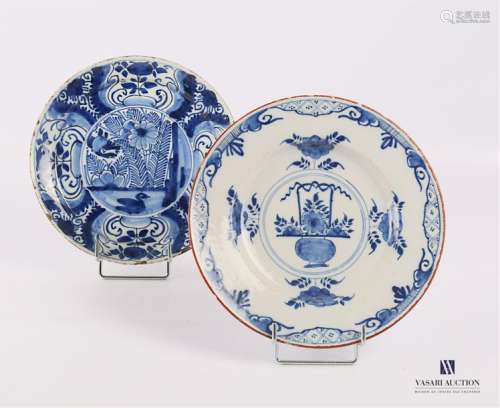 DELFT Two earthenware plates with blue white decor…