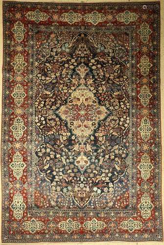 Fine Isfahan carpet antique, Persia, around 1900, wool