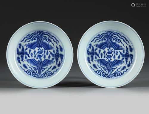 A PAIR OF CHINESE BLUE AND WHITE 'PHOENIX' DISHES