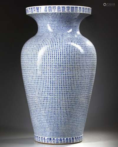 A LARGE CHINESE BLUE AND WHITE 'WANSHOU' VASE