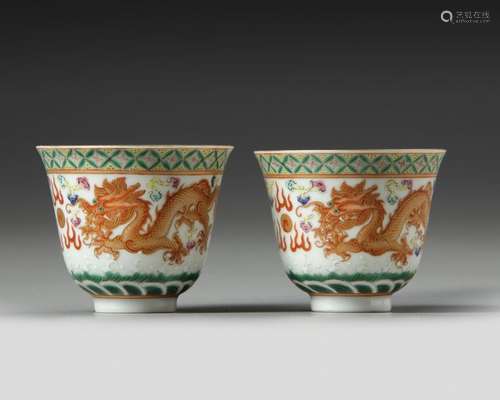 A PAIR OF CHINESE FAMILE ROSE 'DRAGON' CUPS