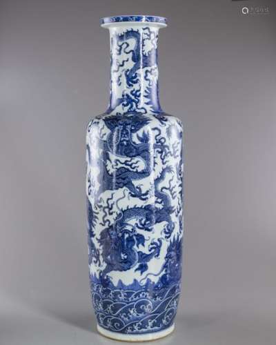 A LARGE CHINESE BLUE AND WHITE 'DRAGON' VASE