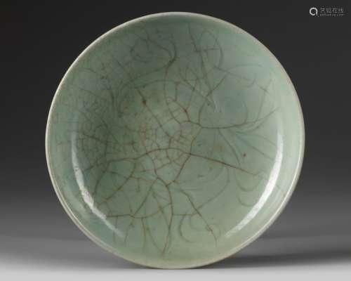 A SMALL CHINESE CELADON CRACKLE GLAZED DISH