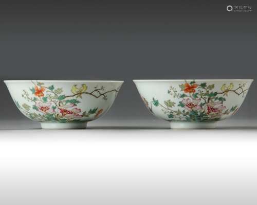 A PAIR OF CHINESE FAMILLE ROSE BOWLS