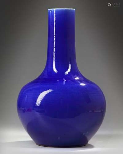 A CHINESE BLUE GLAZED BOTTLE VASE