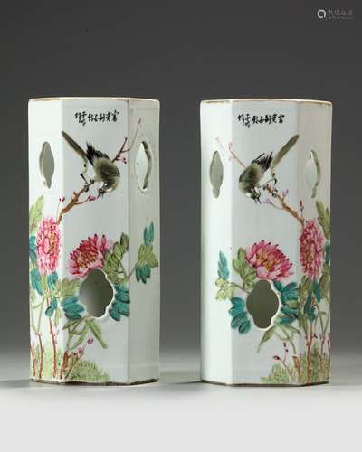 A PAIR OF CHINESE FAMILLE ROSE HATSTANDS