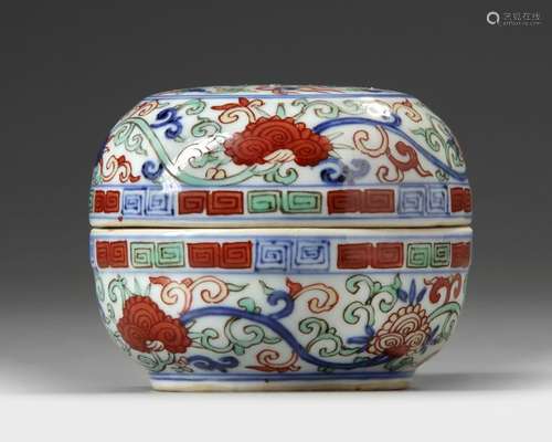 A CHINESE WUCAI GLAZED PASTE BOX AND COVER