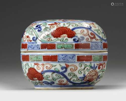 A CHINESE WUCAI GLAZED PASTE BOX AND COVER