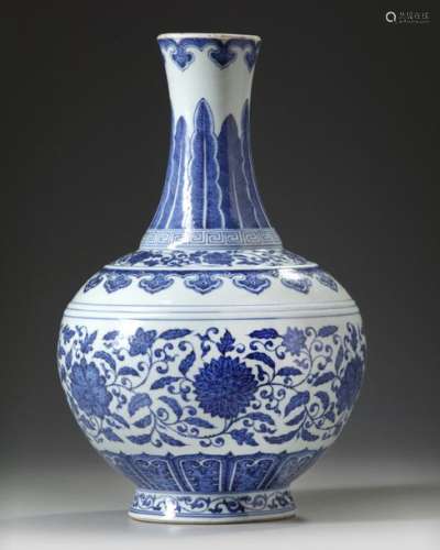 A CHINESE MING STYLE BLUE AND WHITE BOTTLE VASE