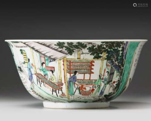 A LARGE CHINESE FAMILLE VERTE BOWL