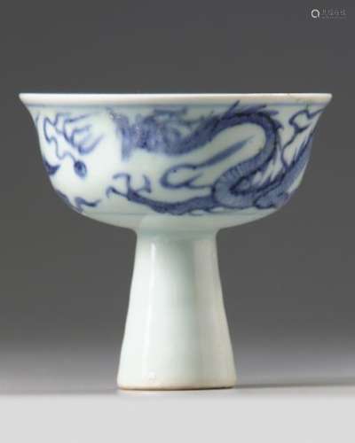 A CHINESE BLUE AND WHITE 'DRAGONS' STEM CUP