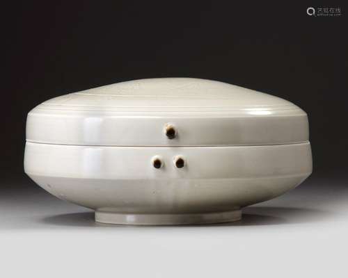 A CHINESE CIZHOU STYLE CREAM GLAZED BOX AND COVER