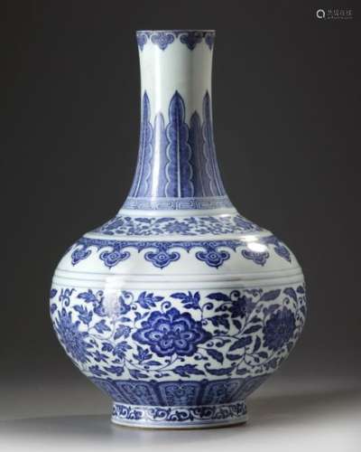 A CHINESE MING STYLE BLUE AND WHITE BOTTLE VASE