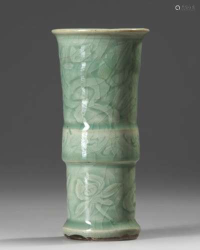 A SMALL CHINESE LONGQUAN CELADON GLAZED VASE