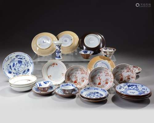 A GROUP OF TWENTY FOUR CHINESE WARES AND TWO JAPAN…