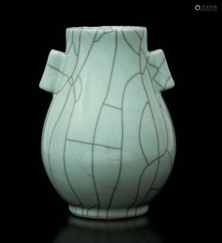 A Guan porcelain vase, China, Qing Dynasty