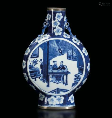 A porcelain flask, China, Qing Dynasty, 1800s