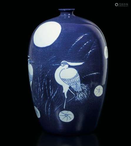 A blue porcelain vase, Japan, 1900s