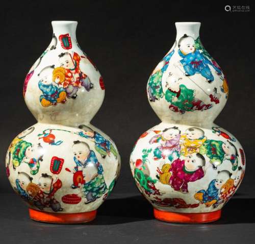 Two porcelain vases, China, 1950 ca.