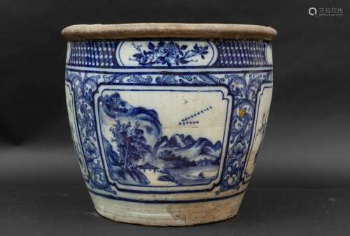 A porcelain cachepot, China, Qing Dynasty, 1800s