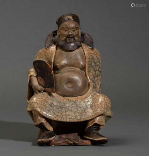 A Guan grès figure, China, Qing Dynasty, 1800s