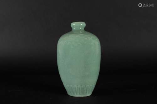 A Celadon vase, China, Qing Dynasty, 1800s