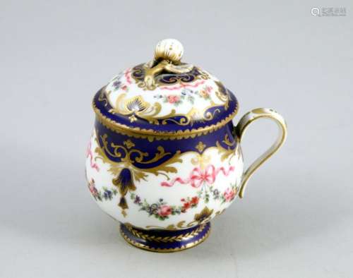 Porcelain pot à jus with polychrome decoration of …