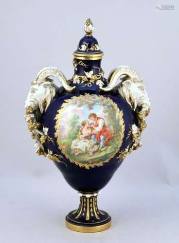 Porcelain covered vase, baluster shaped with a blu…