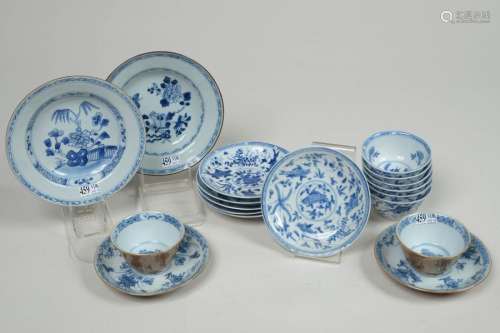 Lot of 18 porcelain including: a series of six blu…