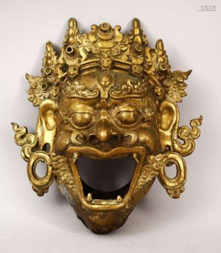 A 19TH CENTURY OR EARLIER CHINESE BRONZE FIGURE OF A MASK, the mythical face with its mouth open,