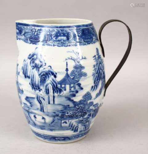 AN 18TH / 19TH CENTURY CHINESE QIANLONG BLUE & WHITE PORCELAIN SPARROW BEAK JUG, the body with a