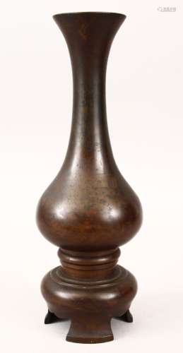 AN 18TH CENTURY CHINESE BRONZE SLENDER VASE ON STAND, 29cm high