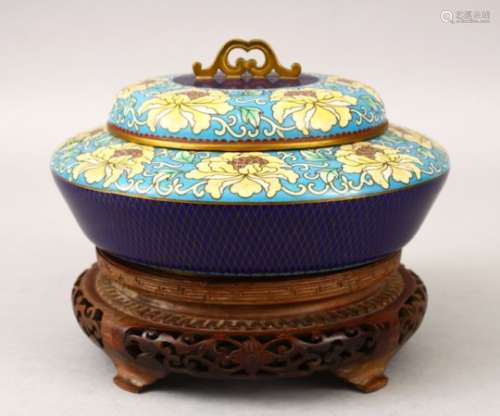 A 20TH CENTURY CHINESE CLOISONNE BOWL & COVER, the vessel with a royal blue ground to the side,