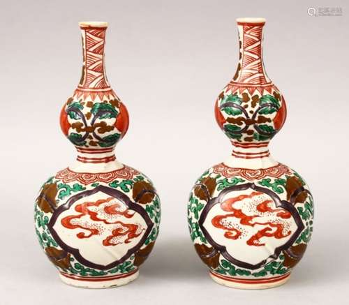 A PAIR OF 19TH CENTURY CHINESE FAMILLE ROSE / VERTE PORCELAIN DOUBLE GOURD SHAPED VASES, 18CM HIGH.