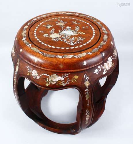 A GOOD 19TH CENTURY CHINESE HARDWOOD & MOTHER OF PEARL INLAID BARREL SEAT, the stand in the shape of