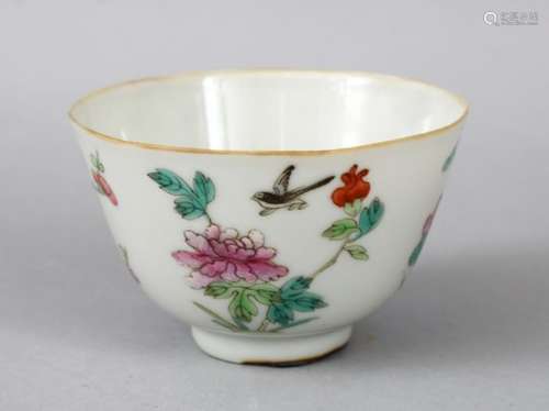 A 19TH CENTURY CHINESE FAMILLE ROSE PORCELAIN CUP, the cup decorated with scenes of birds and flora,