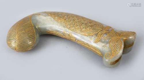 A 20TH CENTURY INDIAN / ISLAMIC CARVED JADE DAGGER HANDLE, decorated with incised floral