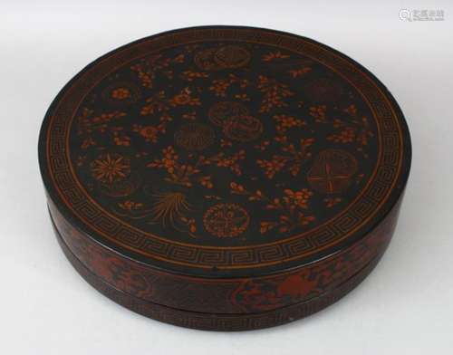 A 19TH / 20TH CENTURY CHINESE CIRCULAR LACQUER BOX & COVER, with decoration depicting flora and