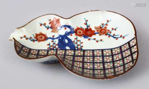 AN 18TH CENTURY JAPANESE IMARI PORCEALIN DOUBLE GOURD POURER / DISH, decorated with floral scenes