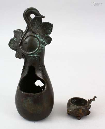 TWO 19TH / 20TH CENTURY CHINESE BRONZE ITEMS, 20CM & 8CM.