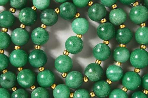 A GOOD CHINESE JADE / JADELIKE HARDSTONE BEAD NECKLACE, 120cm open.