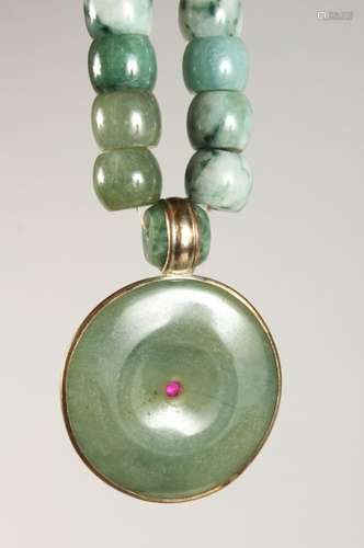 A GOOD CHINESE JADE / JADELIKE HARDSTONE BEAD NECKLACE AND PENDANT, 44cm open.