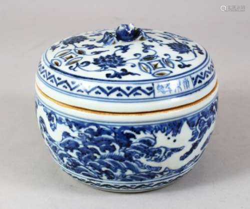 A CHINESE MING STYLE BLUE & WHITE PORCELAIN JAR & COVER, decorated with formal scrolling lotus and