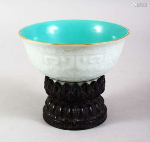 A GOOD CHINESE PALE CELADON YONGZHENG STYLE PORCELAIN BOWL, the exterior of the bowl with moulded