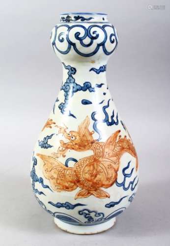 A CHINESE MING STYLE BLUE, WHITE & IRON RED PORCELAIN VASE, the body of the vase decorated with