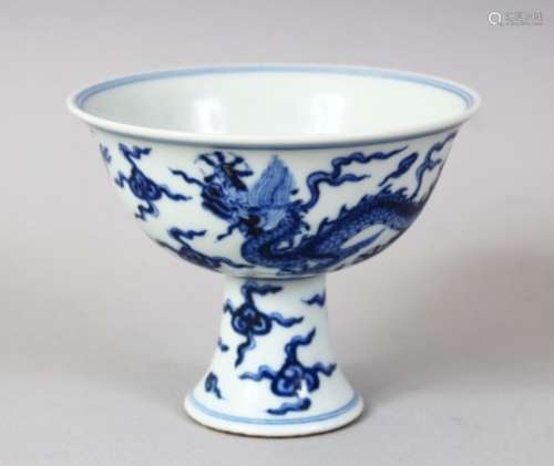 A GOOD CHINESE MING STYLE BLUE & WHITE PORCELAIN STEM CUP, the cup decorated with dragons and