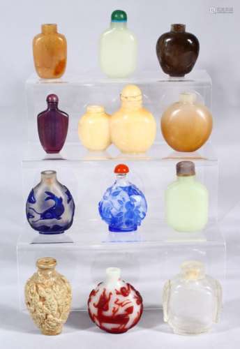 A MIXED LOT OF 19TH / 20TH CENTURY CHINESE SNUFF BOTTLES, the lot consisting of four overlay glass /