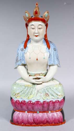 A GOOD CHINESE REPUBLIC STYLE FAMILLE ROSE PORCELAIN MODEL OF SEATED GUANYIN, seated upon a lotus