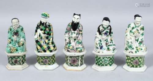 FIVE GOOD 18TH / 19TH CENTURY CHINESE FAMILLE VERTE PORCELAIN FIGURES OF IMMORTALS, each in a seated