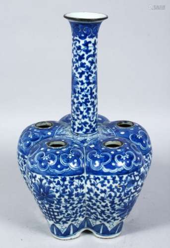 AN 18TH / 19TH CENTURY CHINESE BLUE & WHITE PORCELAIN TULIP VASE / CANDLESTICK, the body decorated